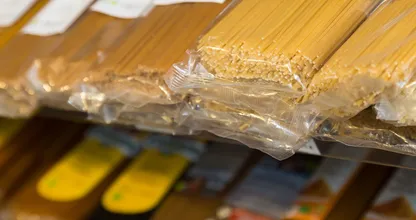 Aha: zó hoor je dus een spaghettiverpakking open te maken