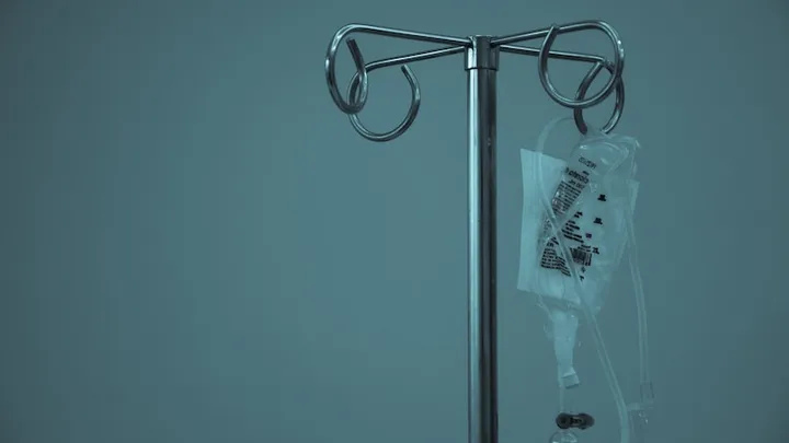Vrouw in shock als juwelier haar dít vertelt over de oude ring van haar moeder