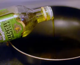 Solltest du Öl besser in eine heiße oder kalte Pfanne geben? SO sollte es sein!