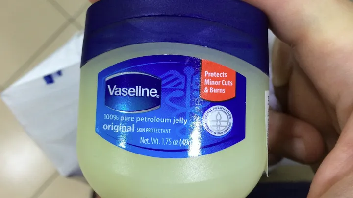 Diese 7 Probleme löst du mit Vaseline viel besser als mit herkömmlichen Mitteln!