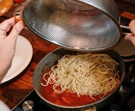 Aha! Met deze hack wordt pasta afgieten een stuk makkelijker