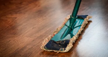 Bringe den matten Laminatboden mit diesem Mittel wieder zum glänzen!