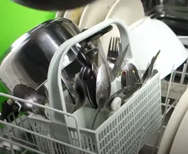Praktisch: Mit nur einem Griff schaffst du dir sofort mehr Platz in der Spülmaschine!