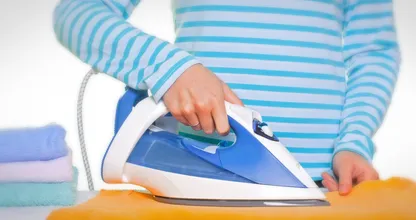 Nooit meer strijken en tóch kreukvrije kleding met deze 4 super makkelijke tips!