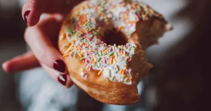Goede vraag: is 's avonds laat snacken echt zo ongezond?