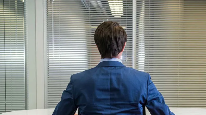 CEO wijst sollicitant in korte broek de deur, dit blijkt de fout van zijn leven