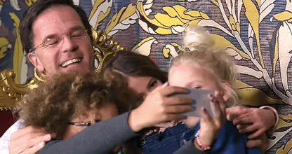 Dit is écht te schattig; jonge meisjes geven advies aan lijsttrekkers! "VVD is toch een politieke partij?"