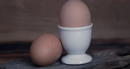 Er pellt sein hartgekochtes Ei in nur drei Sekunden! Das kann jeder! Wow dieser Trick ist genial!