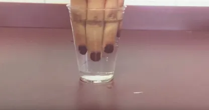 だから、飲み物を勧められたらグラスに指を突っ込むべきなのだ。