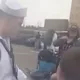 Un Marine se précipite chez lui pour saluer sa femme, mais il est surpris lorsqu'il la voit.