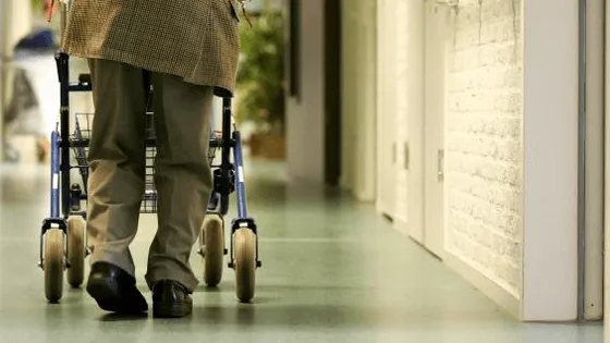 DIT gaat er allemaal mis in Nederlandse verzorgingstehuizen: "mijn oma lag in haar eigen ontlasting"