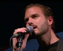 Jim Bakkum zong bij herdenking Oss: 'daarna brak ik'