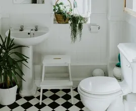 Deze 4 plekken in de badkamer vergeet je schoon te maken