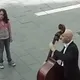 Este músico callejero fue ignorado por todos, pero luego una niña lo cambió todo