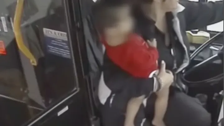 Αγόρι μπαίνει ξυπόλητο στο λεωφορείο, ο οδηγός καλεί αμέσως την αστυνομία