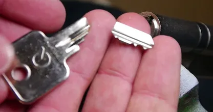 Voici comment retirer une clé cassée d'une serrure : pas besoin d'un serrurier