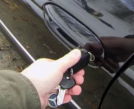 4 manieren om een bevroren autoslot te ontdooien