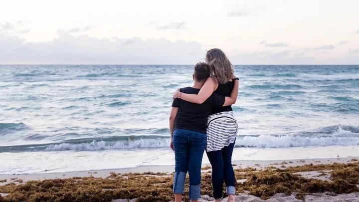 Emotioneel: 16 jaar na tsunami in Sri Lanka vindt moeder haar zoon terug