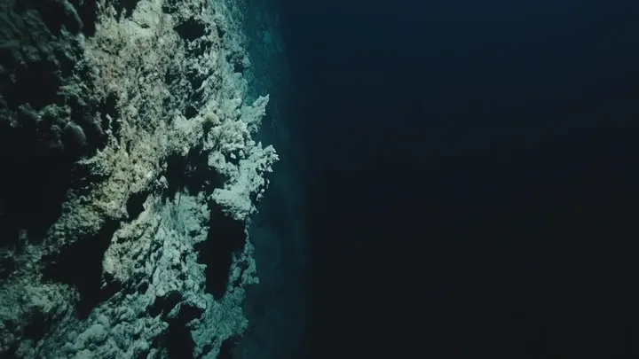 Pescador encontra uma corrente gigante enferrujada - moradores locais o alertam para não tocá-la