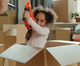 Creatief! Deze moeder maakt speelgoed van karton voor haar kind