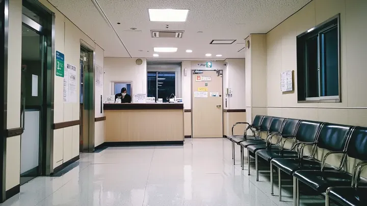 병원에 침입한 곰 - 입에 물고 있는 물건에 눈물을 흘리는 간호사
