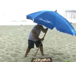 Met deze slimme truc waait de strandparasol nooit meer weg