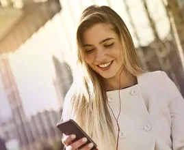 Steeds meer jongeren hebben last van 'smartphoneschedel'