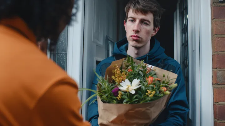 Man verbergt paspoort van vriendin als grap - toen verdween ze spoorloos..