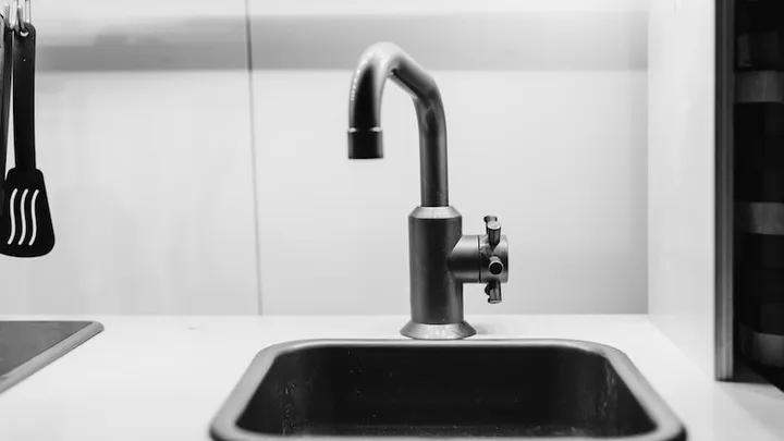 Cómo desembozar un fregadero con jabón para platos y agua caliente