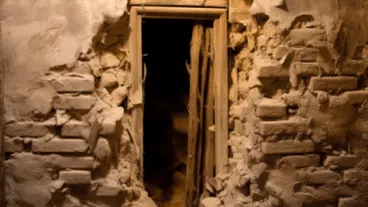 Ein Mann riss eine Wand in seinem Keller ein und fand eine unterirdische Stadt, aber was sich im Inneren der Stadt befand, wird dir eine Gänsehaut bereiten