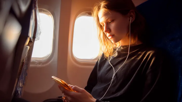 Mãe permite que um veterano ocupe seu assento no avião - fica pálida quando percebe quem ele é..