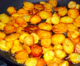 This is how you'll make sure your potato slices end up super crispy! Such an easy trick!