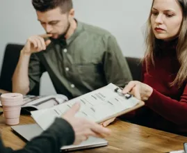 Loonkloof: vrouwen verdienen gemiddeld 5000 euro minder dan mannen