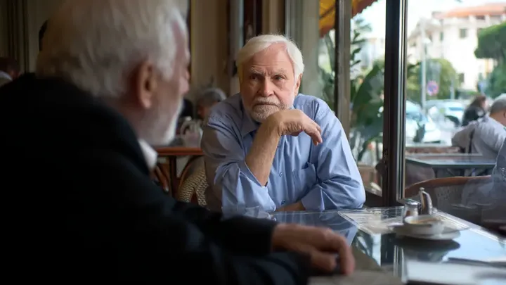 Gerente de banco faz fazendeiro idoso esperar 2 horas - seu rosto muda quando os membros da diretoria entram