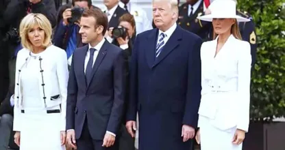 Ai! Weer een pijnlijk moment in deze video waarin Melania weigert Trumps hand vast te houden