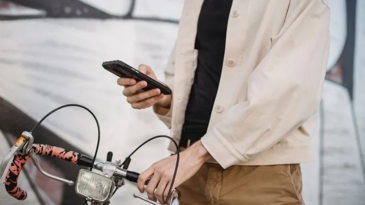 Ruim 850 boetes per week voor telefoongebruik op de fiets