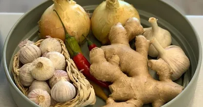 Dankzij deze tip hoef je NOOIT meer knoflook en gember te kopen