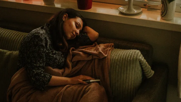 Faites-vous souvent la sieste sur le canapé ? Cela pourrait être le signe d'un problème de santé