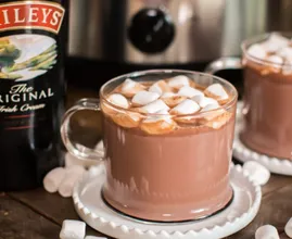 Diese köstliche heiße Schokolade mit Baileys ist perfekt für kalte Winternächte!
