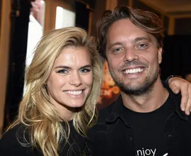 Bas Smit verrast zijn grote liefde Nicolette van Dam op hilarische wijze