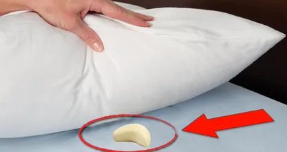 Sie legt nachts eine Knoblauchzehe unters Kopfkissen. Der Grund ist genial.