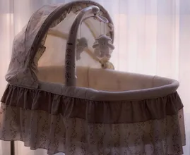 Ze verkocht een babybedje. Je raadt nooit wat de koper ontdekte...