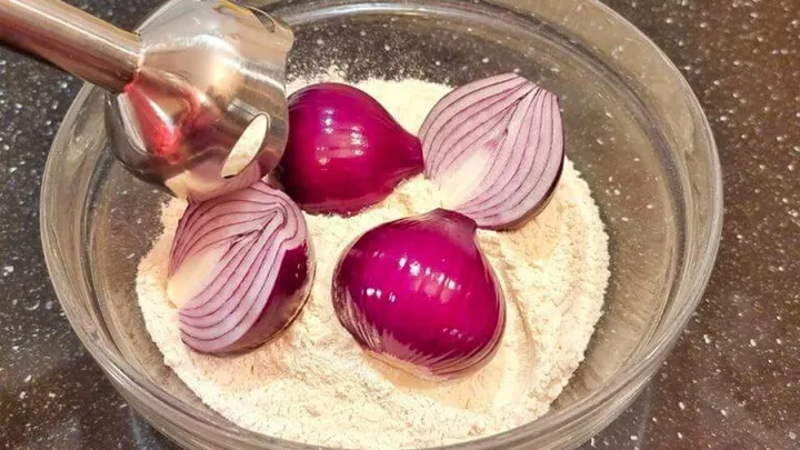 Misture cebolas com farinha para um resultado incrível