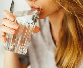 Met deze 6 tips drink je voldoende water op een dag