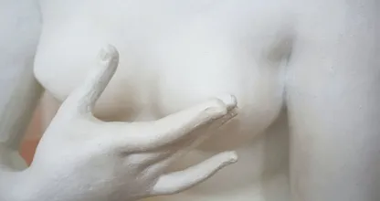 Activisten in Frans museum uit de kleren tegen seksualisering vrouwelijk lichaam