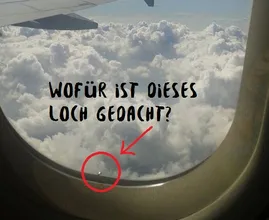 Wozu ist das kleine Loch in den Fenstern von Flugzeugen eigentlich gedacht?