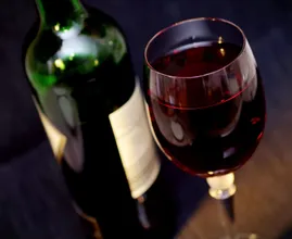 Huch? Wir trinken Rotwein scheinbar die ganze Zeit falsch! So machst du es richtig!