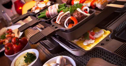 Wat is voordeliger: gourmet-vleespakketjes of zelf vlees snijden?