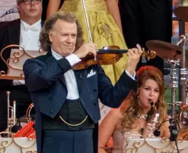 André Rieu verbaasd dat hij gewoon moet betalen op terras: 'Ongelooflijk'