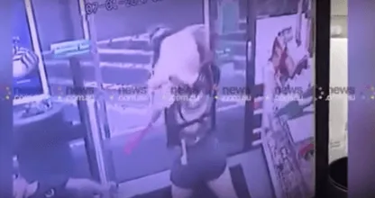 Dit lijkt wel een horrorfilm: vrouw gaat klanten in een buurtwinkel te lijf met een bijl!
